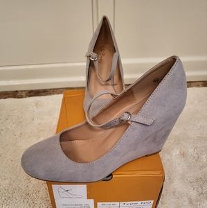 Brand new never worn womens size 6 1/2 beautiful gray shoes